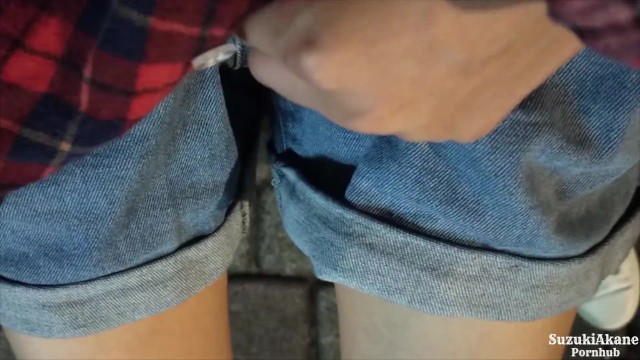 【個人撮影】野外にて‥デニムのショートパンツを履いたまま路上にお漏らしする様子を自撮りした投稿映像！ - フェラCAFEの無料エロ動画