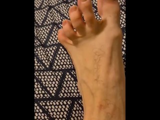 12-часовая смена потные носки снимают, демонстрируя мои мужские подошвы и пальцы ног