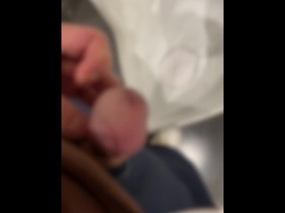 仕事終わり駅のトイレで放尿　日常