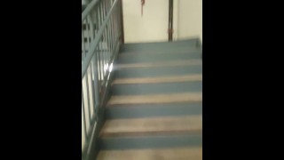 Lil Red obtient sa dose dans l’escalier