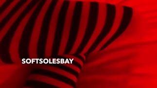 Ausziehen der gestreiften Socken - Barfuß im roten Licht