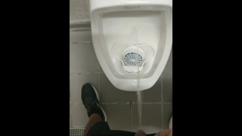 Arab guy public piss