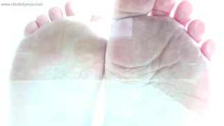 Ноги на стеклянном столе от первого лица футфетиш поклонение ногам