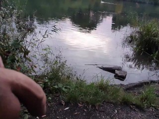 Chico Universitario Masturbándose En La Orilla Del Río Antes De que Los Kayakers Regresen