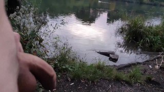 Chico universitario masturbándose en la orilla del río antes de que los kayakers regresen