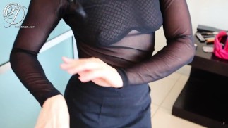 Sexy nevlastní macecha obléká slutty pro péči o sezení pro vaše potěšení