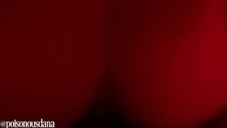 Hot getatoeëerd koppel neukt in Red licht