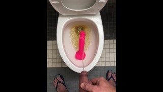Mijn eigen Piss & Cum van een zuignap dildo proeven die in de toiletpot was achtergelaten zodat ik kon zuigen