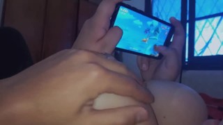 Je Touche Les Gros Seins De Mon Amie Pendant Qu'elle Joue À Des Jeux Vidéo