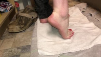FEMME XDRESSERTOES-淋浴后姿势鞋底！红色指甲油，长脚趾！尺寸 8 英尺！皱纹弓