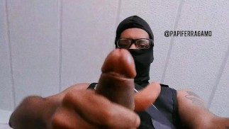 Сексуальный полицейский с большим членом присылает мне видео во время мастурбации в офисе