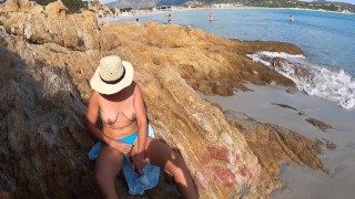 Riskantní Sex Na Veřejné Pláži Dívka Přistižená Při Masturbaci