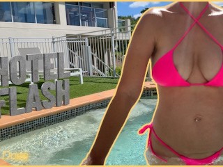 Vrouw Laat Tieten Zien in Hotelzwembad | Gezien Door Hotel GASTEN