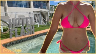 Frau blitzt Titten im Hotelpool | Von Hotelgästen gesehen