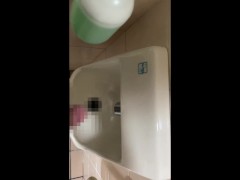 公衆トイレの手洗い場でおしっこして興奮する変態 - Screenshot 1 of 16 - Peeing