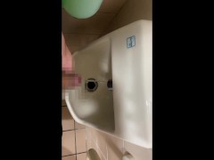 公衆トイレの手洗い場でおしっこして興奮する変態 - Screenshot 10 of 16 - Public