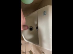 公衆トイレの手洗い場でおしっこして興奮する変態 - Screenshot 11 of 16 - Peeing