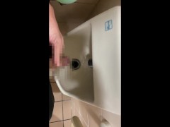 公衆トイレの手洗い場でおしっこして興奮する変態
