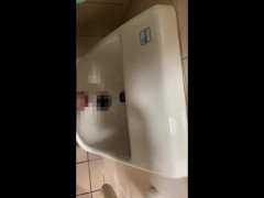 公衆トイレの手洗い場でおしっこして興奮する変態 - Screenshot 16 of 16 - Peeing