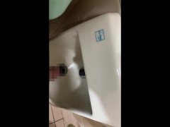 公衆トイレの手洗い場でおしっこして興奮する変態 - Screenshot 2 of 16 - Piss