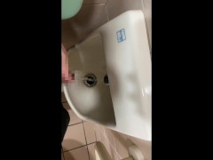 公衆トイレの手洗い場でおしっこして興奮する変態 - Screenshot 5 of 16 - Public
