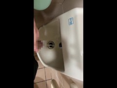公衆トイレの手洗い場でおしっこして興奮する変態 - Screenshot 6 of 16 - Peeing