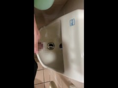 公衆トイレの手洗い場でおしっこして興奮する変態 - Screenshot 7 of 16 - Piss