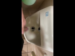 公衆トイレの手洗い場でおしっこして興奮する変態 - Screenshot 8 of 16 - Toilet