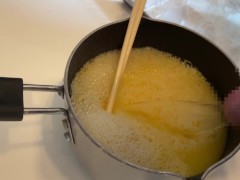 奴隷のために卵焼きを作ろうとしたが、おしっこが多くてスープになった