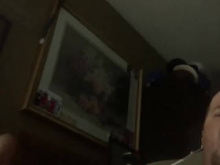 Окантовываю твердый член до тех пор, пока он не кончит по всему телу