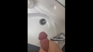 Ejaculação em banheiro público 