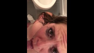 Vrouw wordt eerst in het gezicht geneukt in het toilet en krijgt een facial