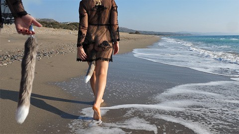 Sexy vrouw op het strand neemt een vossenstaart buttplug in haar kont - openbare buiten anale plug