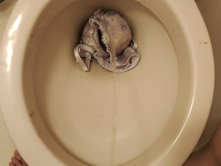 Бросьте бюстгальтер в унитаз и помочитесь.