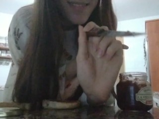 Великанша делает бутерброд, а вы ингредиент.