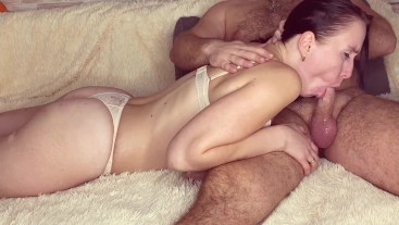 Пасынок массажирует мачеху, чтобы расслабиться, а затем кончает без рук. Отличный минет