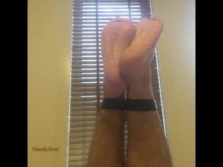 男性脚束缚 - 黑色皮带 Bastinado 鞭打 - 第一次尝试 - Manlyfoot
