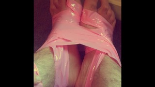 Amarrando meus pés e tornozelos com fita de escravidão de látex rosa pela primeira vez - Pés masculinos - Manlyfoot