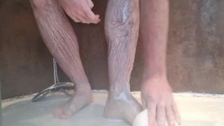 Diversão fetiche por pés no chuveiro 