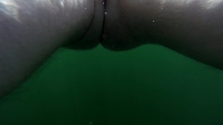 Masturbandosi sott'acqua nel lago pubblico