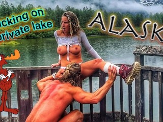 Секс в стрингах на частном озере на Аляске