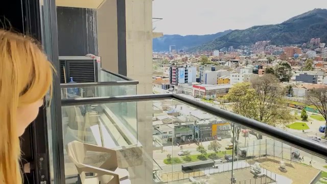 公共の場でバルコニーで自慰行為をしている義姉妹