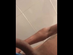 Chico delgado se masturba después de una ducha 
