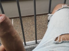 the neighbor caught me masturbating and looks with pleasure !!!