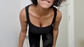 Ragazza ebano sexy con figa bagnata rosa