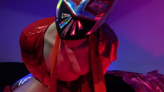 Mexicaanse worstelaar neukt Red latex kussen
