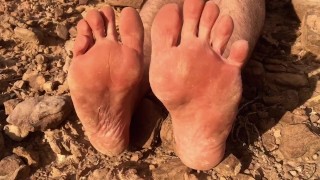 Vuile Dusty grote mannelijke voeten - Op blote voeten lopen op Australisch Marsachtig terrein - MANLYFOOT 