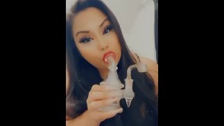 胖乎乎的亚洲熟女喜欢吸大麻