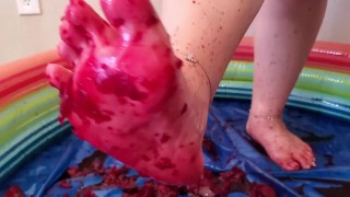 Pisando em beets com meus pés descalços - ASMR