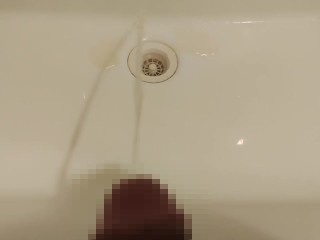 Мочится на умывальник.